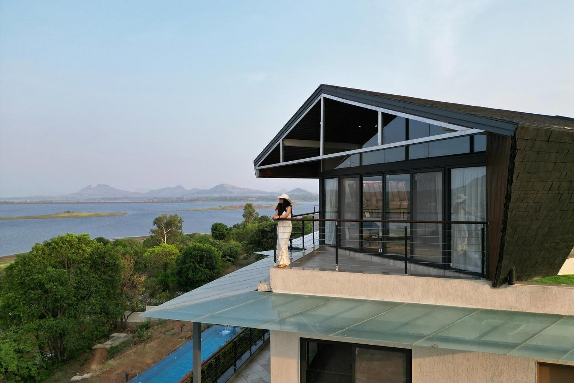 Pearl Lakeview Mansion: Luxurious Lakeside Villa with Infinity Pool and Entertainment Igatpuri Exterior photo